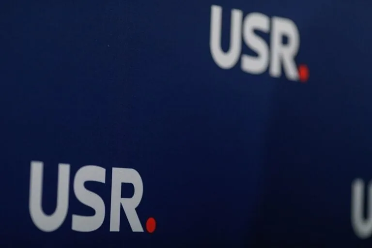 Un parlamentar vrea ca toate mașinile instituțiilor publice să fie inscripționate