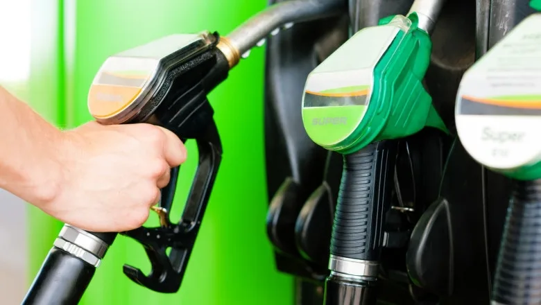 Guvernul discută scenarii de intervenție pe piața carburanților pe fondul tensiunilor din Orientul Mijlociu