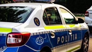 Bărbat cercetat penal deoarece a condus o mașină de capota căreia era agățat un tânăr
