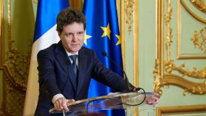 Nicuşor Dan, blocat la Paris din cauza vremii nefavorabile