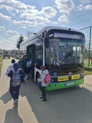 23 de microbuze electrice, achiziționate prin PNRR au ajuns în localitățile de destinație