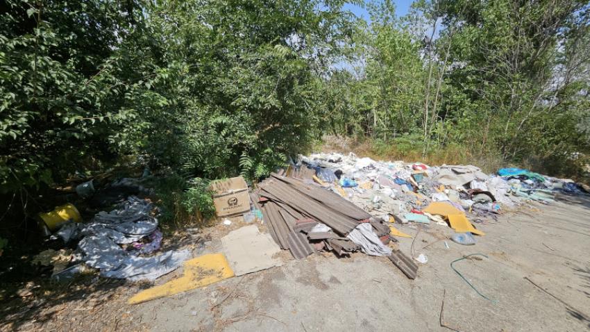 Garda Națională de Mediu: O țeavă de 50 cm în diametru deversează ape pluviale în apa în care turiștii din Năvodari fac baie