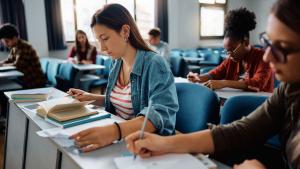 Aproape 40.000 de studenți români vor primi burse din fonduri europene. Apel urgent către universități: termen limită 6 martie!