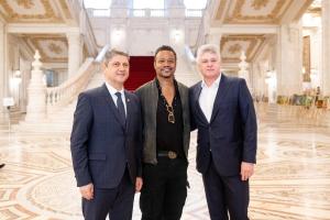 Actorul Cuba Gooding Jr., vizită în Senat: Palatul Parlamentului l-a impresionat, iar România l-a cucerit