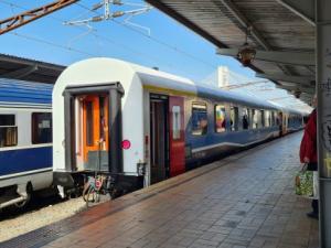 Un tren cu patru vagoane, modernizat prin PNRR, introdus în circulație între București și Constanța