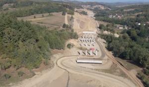 Sute de muncitori, mobilizați pe sectorul Tigveni-Curtea de Arge al autostrăzii Sibiu-Pitești
