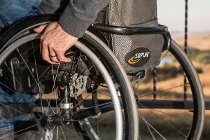 Guvernul vrea să-i pedepsească pe transportatorii care refuză să transporte persoane cu handicap