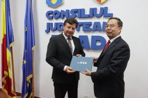 25 de ani de înfrățire între Județul Arad și Provincia Hainan!