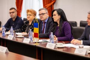 Premieră. Elvețienii vor finanța servicii sociale integrate destinate comunităților vulnerabile din șapte orașe din România